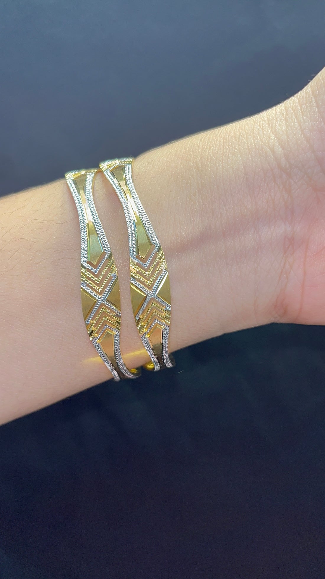 Royal Gleam 2 Pcs Bangles